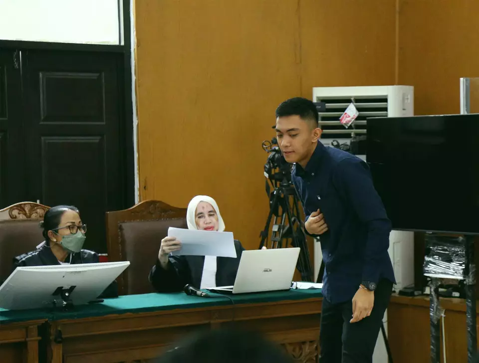 Aggravated assault defendant Mario Dandy stands inside the South Jakarta District Court after presenting his defense statement, Tuesday, Aug. 22, 2023. (B-Universe photo/Joanito De Saojoao)