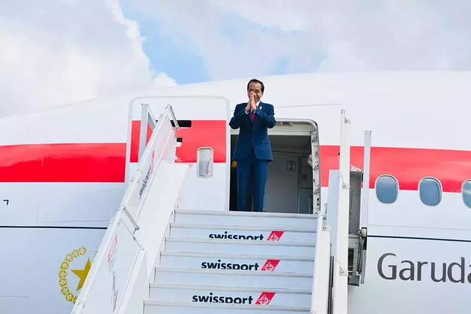 President Joko Widodo bids farewell from the presidential plane at Julius Nyerere International Airport in Dar Es Salaam, Tanzania, Tuesday, Aug. 22, 2023, before continuing his trip to Mozambique. (Photo courtesy of the Presidential Press Bureau)