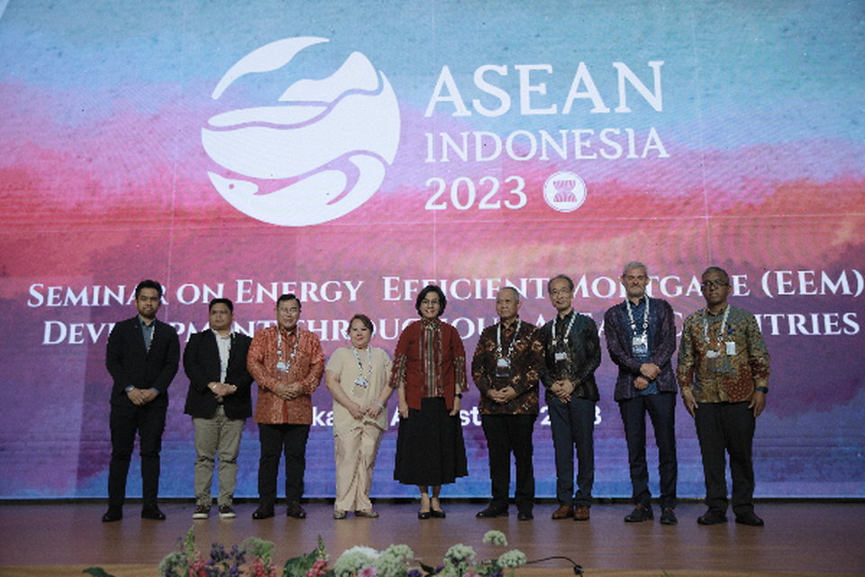 Finance Minister Sri Mulyani poses with the speakers at the seminar on energy efficient mortgage (EEM) development throughout ASEAN countries in Jakarta on August 22, 2023. (Third from the right) Shimizu Toshio, the director-general for international affairs at the Japan Housing Finance agency. This seminar is a side event to the ASEAN Finance Ministers and Central Bank Governors Meeting. (Photo Cortesy of the Finance Ministry)