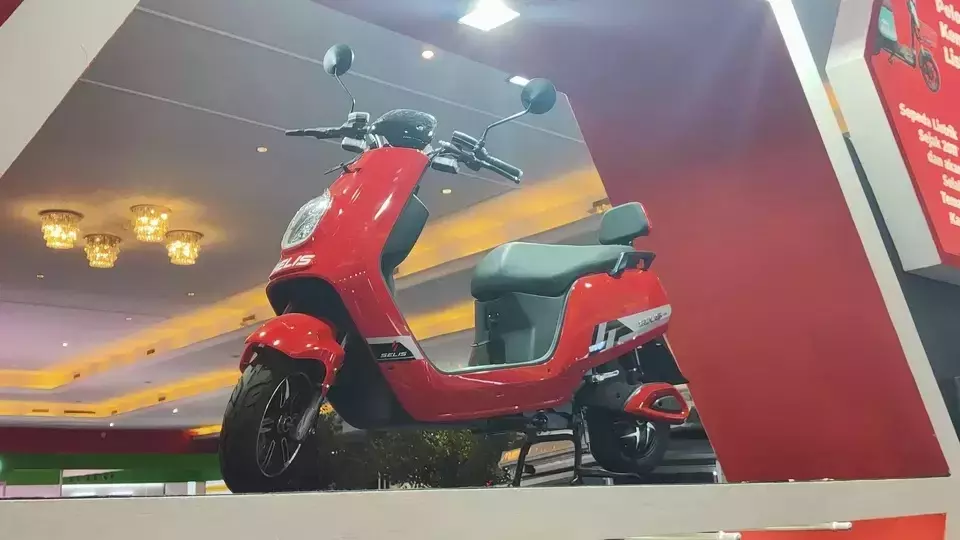 A Selis electric motorcycle is exhibited at the Indonesia International Motor Show in Jakarta, February 16, 2023. (B-Universe photo/Herman)