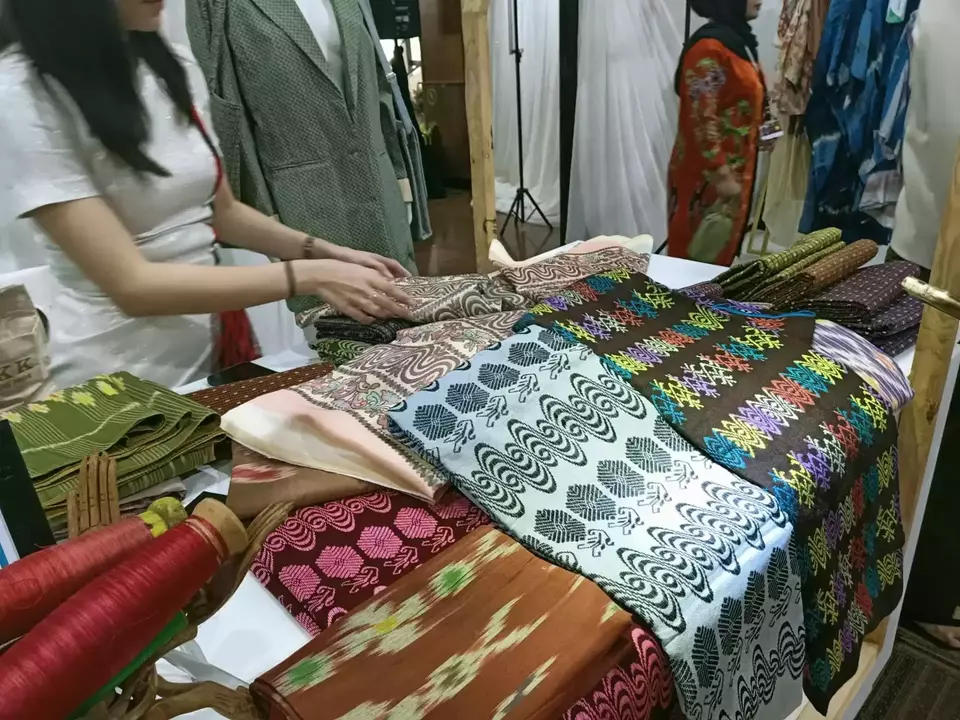 Longyi or Myanmar's traditional cloth as seen in UKK Longyi's booth at ASEAN Weekend Market in Jakarta on September 1, 2023. (B Universe Photo)