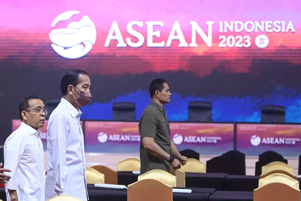 President Joko "Jokowi" Widodo inspects the media center for the 43rd ASEAN Summit at Jakarta Convention Center on September 1, 2023. (Antara Photo/ASEAN Media Center/Zabur Karuru)