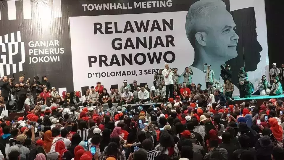 Central Java Governor Ganjar Pranowo meets thousands of supporters to bid farewell as governor and gets ready for the presidential election in Karanganyar Regency, Central Java, Sunday, Sept. 3, 2023. (B-Universe photo/Wijayanti Putri)