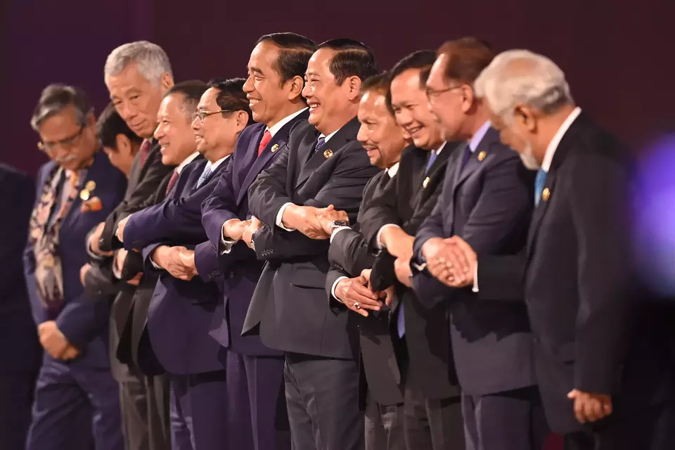 President Joko "Jokowi" Widodo does the ASEAN Way handshake together with the other Southeast Asian leaders at the opening ceremony of the 43rd ASEAN Summit in Jakarta on September 5, 2023. (Antara Photo)