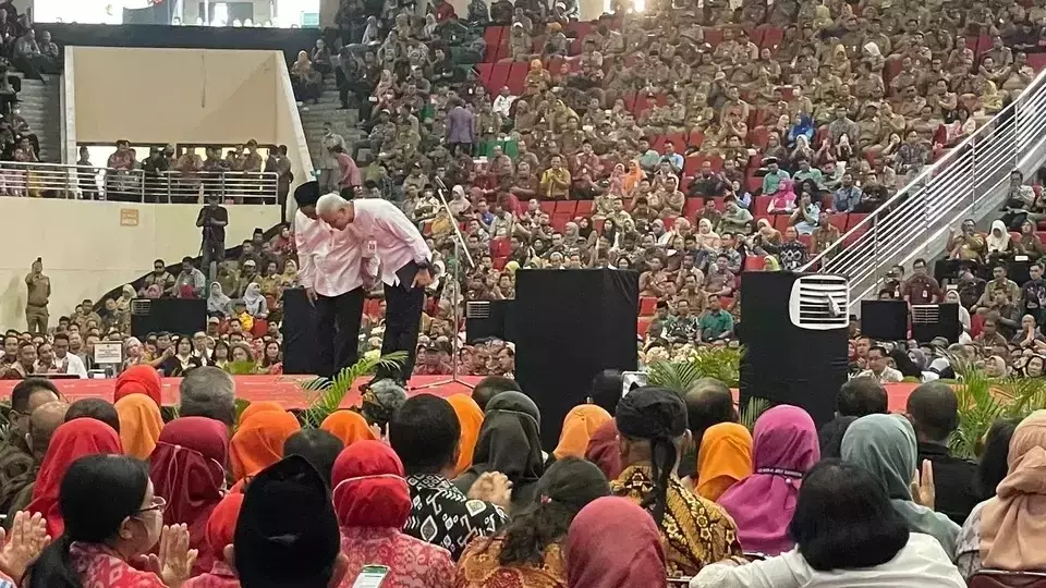 Central Java Governor Ganjar Pranowo and his deputy Taj Yasin Maemoen bow in front of local government employees at Jatidiri Football Stadium as they bid farewell on the last day of their term on Tuesday, Sept. 5, 2023. (B-Universe photo/Muhammad Maulana)