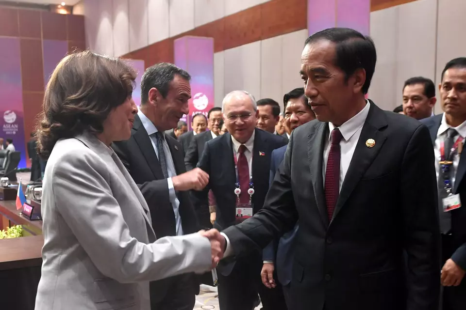 President Joko "Jokowi" Widodo shakes hands with US Vice President Kamala Harris following the US-ASEAN Summit in Jakarta on September 6, 2023. (Antara Photo/ASEAN Summit Media Center)