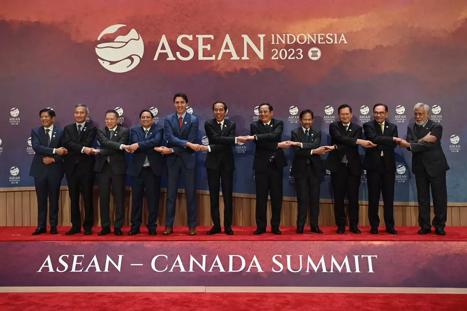 Canadian Prime Minister Justin Trudeau poses with ASEAN leaders shortly before the ASEAN-Canada Summit in Jakarta on September 6, 2023. (Antara Photo/ASEAN Summit Media Center)