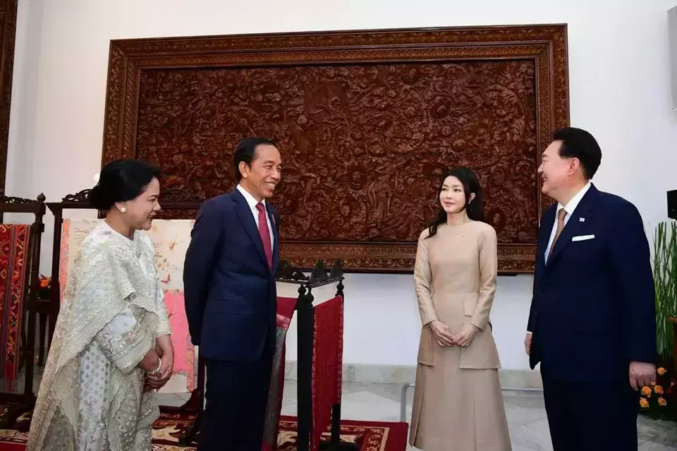 President Joko Widodo, second left, welcomes his South Korean counterpart Yoon Suk Yeol, right, at the State Palace in Jakarta, Friday, Sept. 8, 2023. (Photo courtesy of the Presidential Press Bureau)