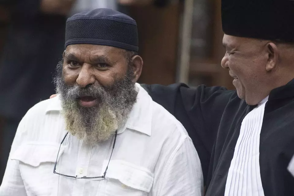 Former Papua Governor Lukas Enembe, left, talks with his attorney during his corruption trial at the Central Jakarta District Court, Aug. 28, 2023. (Antara Photo/Wahyu Putro)