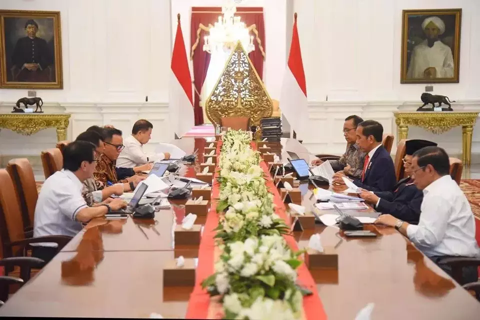 President Joko "Jokowi" Widodo holds a meeting on the civil service bill with Minister for Administrative and Bureaucratic Reforms Abdullah Azwar Anas at the State Palace in Jakarta on September 13, 2023. (Handout Photo)