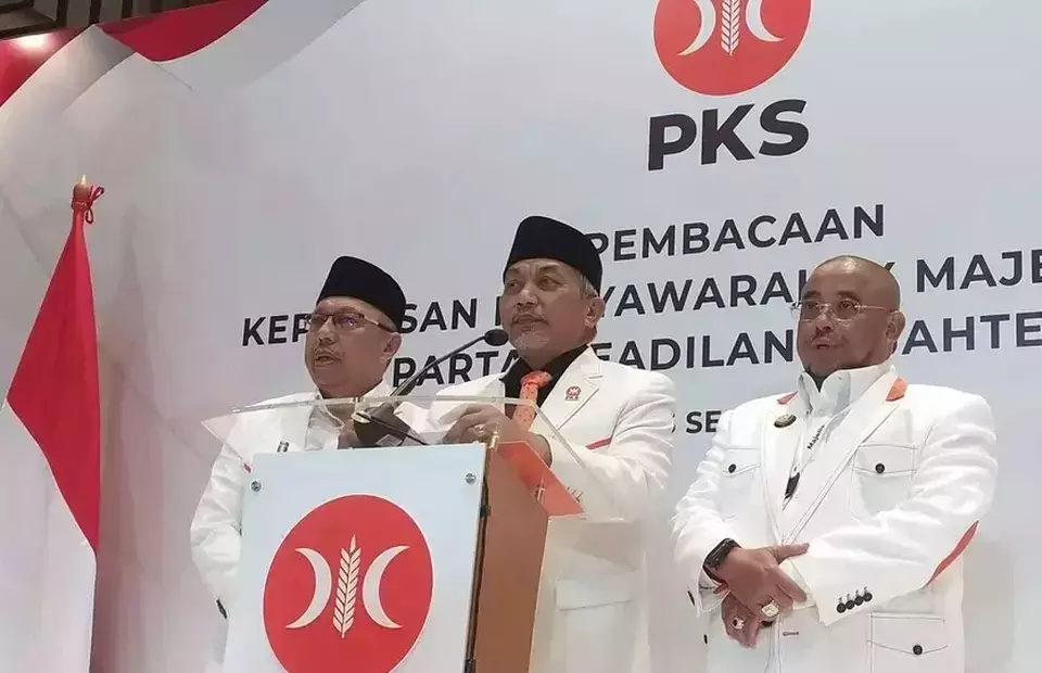 Prosperous Justice Party (PKS) Chairman Ahmad Syaikhu, center, announces support for Muhaimin Iskandar as the running mate for presidential candidate Anies Baswedan in Jakarta, Friday, Sept. 15, 2023. (B-Universe Photo/Sella Rizky) 