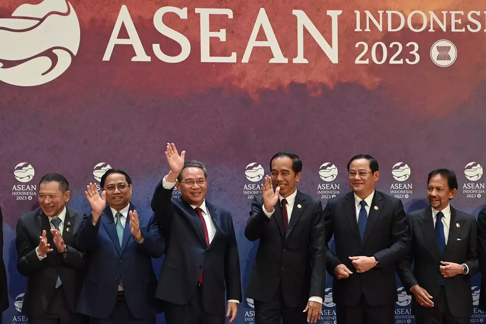 President Joko "Jokowi" Widodo and Chinese Premier Li Qiang (third from left) wave to the camera shortly before the 26th ASEAN-China Summit in Jakarta on September 6, 2023. (Photo Courtesy of the 43rd ASEAN Summit Media Center)