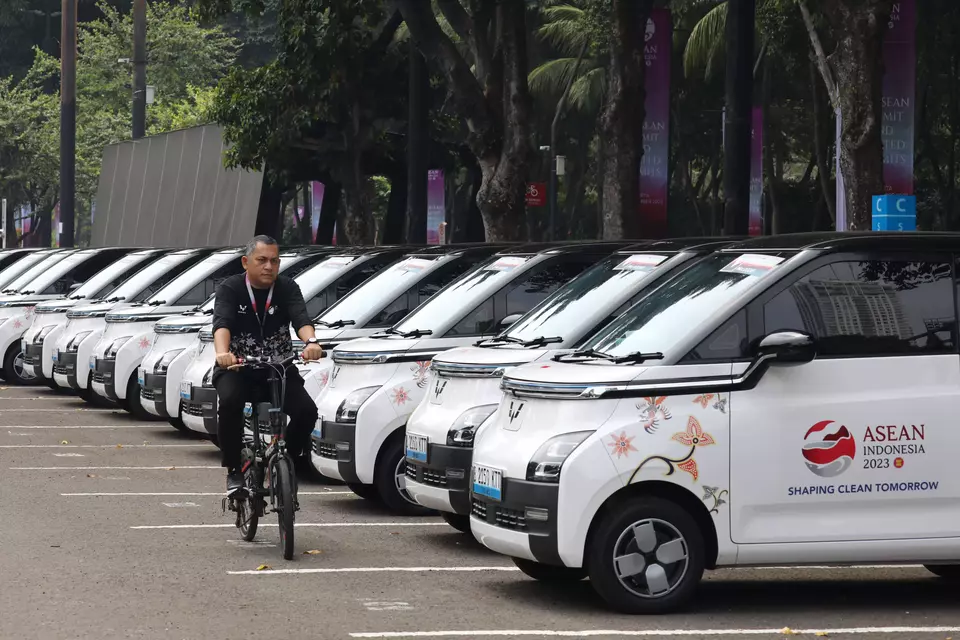 A man patrols around the parking lot for electric cars used at the 43rd ASEAN Summit in Jakarta on September 3, 2023. (Antara Photo)