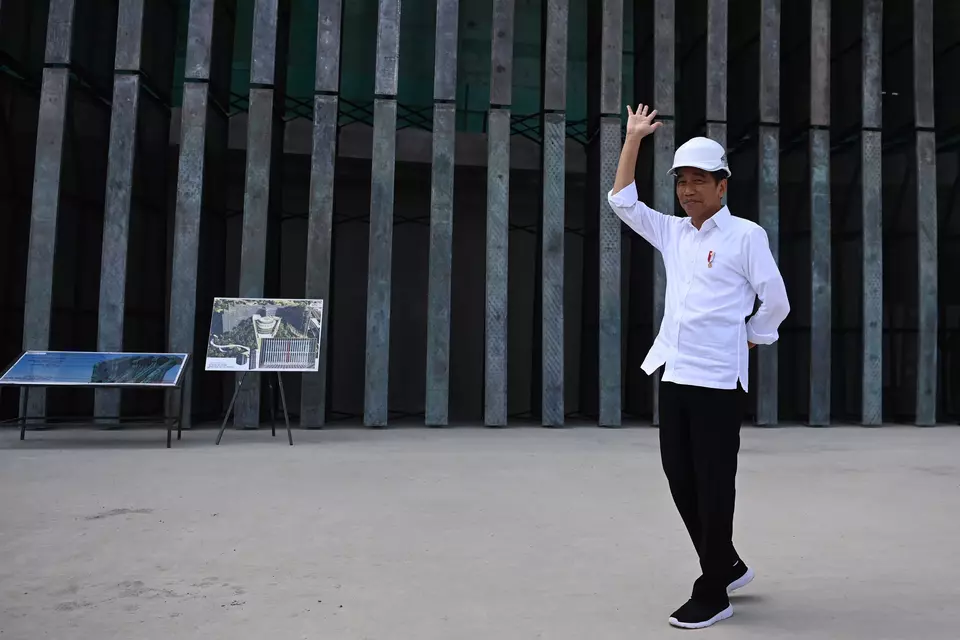 President Joko "Jokowi" waves to the workers at the construction grounds of the presidential office in Nusantara, East Kalimantan, on September 22, 2023. (Antara Photo/Sigid Kurniawan)