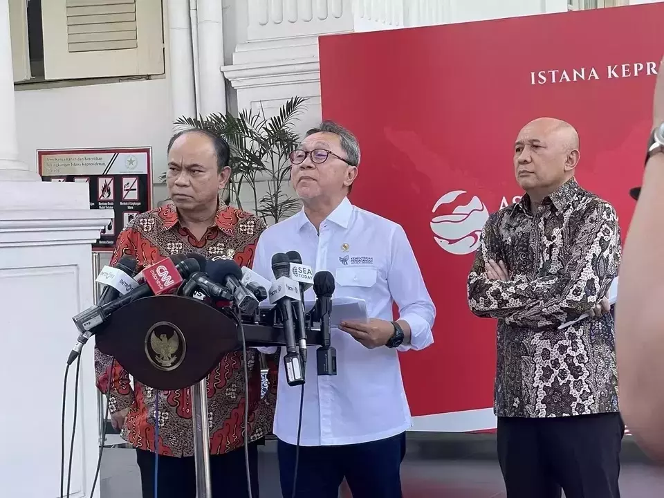 Trade Minister Zulkifli Hasan, center, accompanied by Cooperative and MSME Minister Teten Masduki, right, and Telecommunication and Informatics Minister Budi Arie, speaks in a news conference at the State Palace in Jakarta, Monday, Sept. 25, 2023. (B-Universe Photo/Moh. Said)