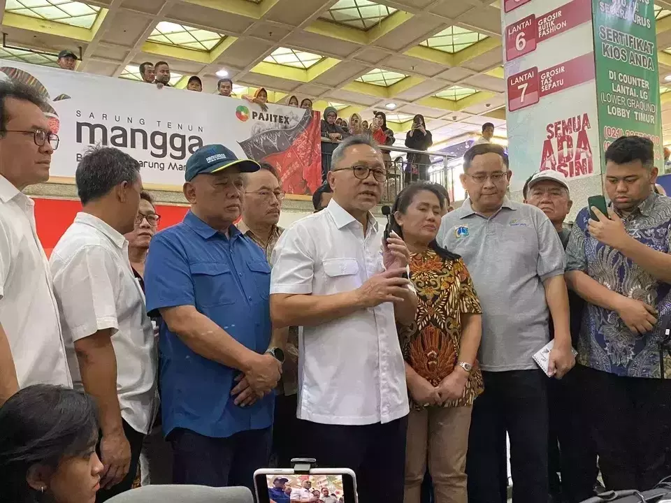 Trade Minister Zulkifli Hasan, center, visits Tanah Abang Market in Central Jakarta, Thursday, Sept. 28, 2023. (B-Universe Photo/Medikantyo Adhikresna)