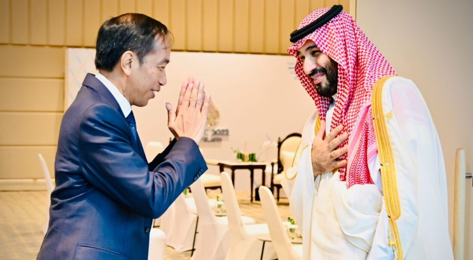President Joko "Jokowi" Widodo meets with Saudi Arabian Prime Minister Mohammed bin Salman at APEC Summit in Bangkok on November 18, 2022. (Photo Courtesy of Presidential Press Bureau)