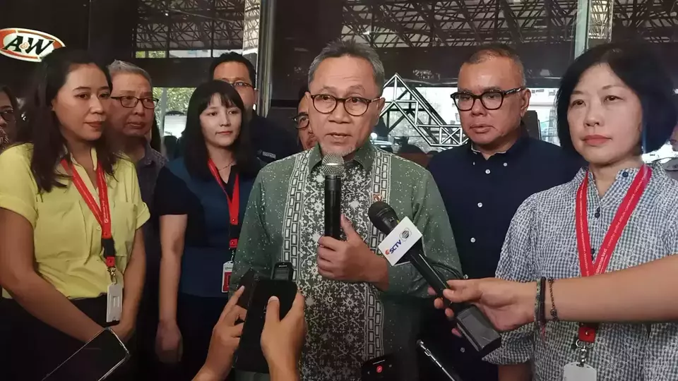 Trade Minister Zulkifli Hasan, center, speaks with reporters at the ITC Mangga Dua shopping center in North Jakarta, Wednesday, Oct. 4, 2023. (B-Universe Photo/Agnes Valentina Christa)