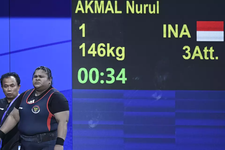 Indonesian weight lifter Nurul Akmal prepares to do a clean-and-jerk lift during the Asian Games at Xiaoshan Sports Centre Gymnasium in the Chinese city of Hangzhou, Saturday, Oct. 7, 2023. (Antara Photo/M Risyal Hidayat)