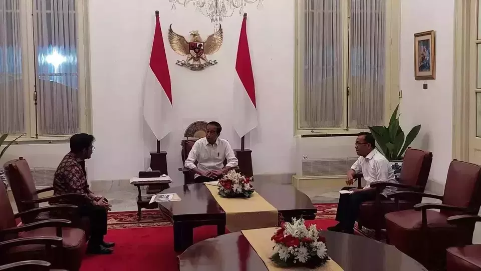 Former Agriculture Minister Syahrul Yasin Limpo, left. talks with President Joko Widodo, center, as State Secretary Pratikno looks on at the State Palace in Jakarta, Sunday, Oct. 8, 2023. (Photo Courtesy of Presidential Press Bureau)