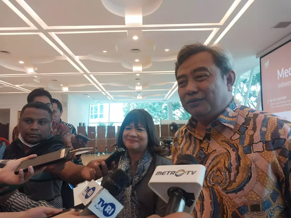 Kadin deputy coordinator Shinta Kamdani and senior diplomat Umar Hadi speaks to reporters at the Foreign Affairs Ministry in Jakarta on October 10, 2023. (JG Photo/Jayanty Nada Shofa)