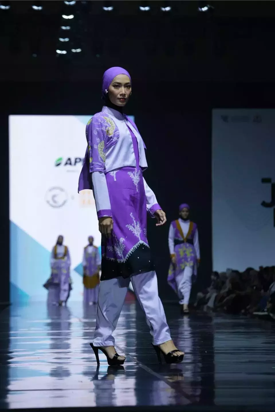 At the 2024 JMFW, models strutted the runway in modest wear that embraced the theme “Poem above the Waves” at ICE BSD in Tangerang on Oct. 19, 2023. (Photo Courtesy of APR)