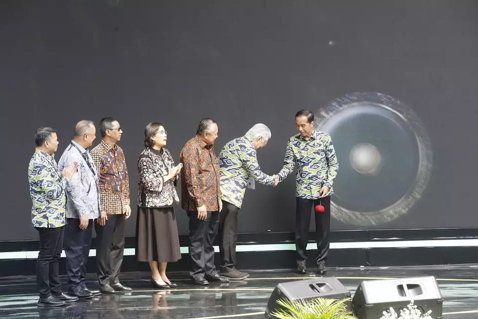 President Joko Widodo, right, shakes hands with B-Universe Media Holdings Chairman Enggartiasto Lukita during the opening of BNI Investor Daily Summit in Jakarta, Tuesday, Oct. 24, 2023. Also present on the stage are Bank Indonesia Governor Perry Warjiyo, Finance Minister Sri Mulyani Indrawati, and BNI President Director Royke Tumilaar. (B-Universe Photo/David Gita Roza)