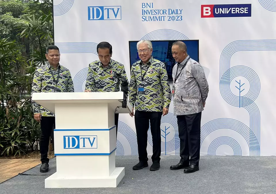President Joko Widodo, second left, inaugurates business news TV channel IDTV in Jakarta by giving his signature on a marble at Plataran Park in Jakarta, Tuesday, Oct. 24, 2023. (B-Universe Photo/Joanito De Saojoao)