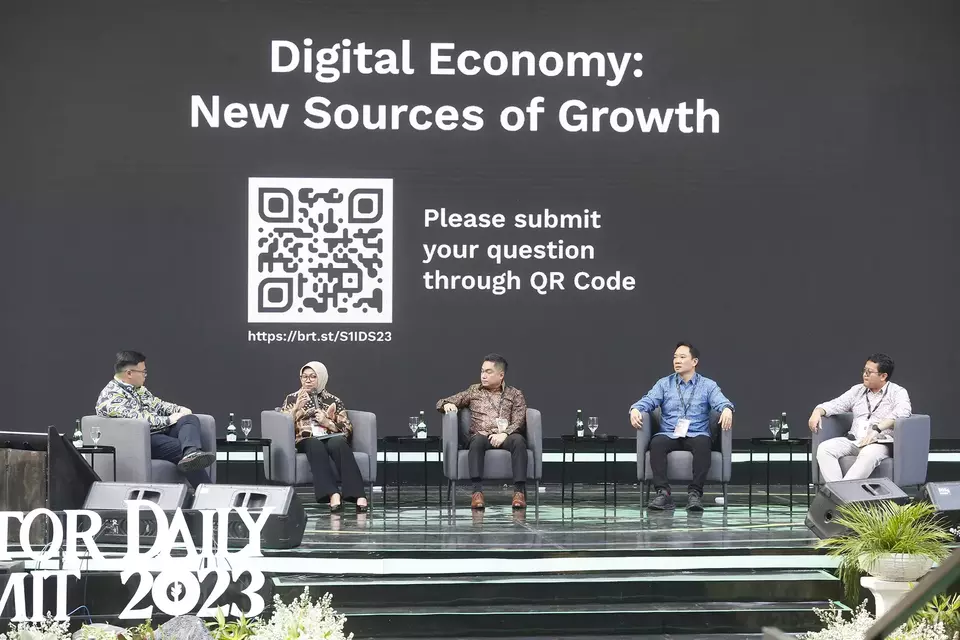 Director of Digital and Business Development at B-Universe, Anthony Wonsono (left), with (from left to right): Director of Digital & Integrated Transaction Banking at BNI, Corina Leyla Karnalies; President and Director of IBM Indonesia, Roy Kosasih; CEO of Tiket.com, George Hendrata; and Director of Digital Economy at Celios, Nailul Huda, during Session 3, Plenary: Digital Economy - New Sources of Growth, at the BNI Investor Daily Summit 2023, at Taman Kota Plataran, Senayan, Jakarta, on Tuesday (24/10/2023).