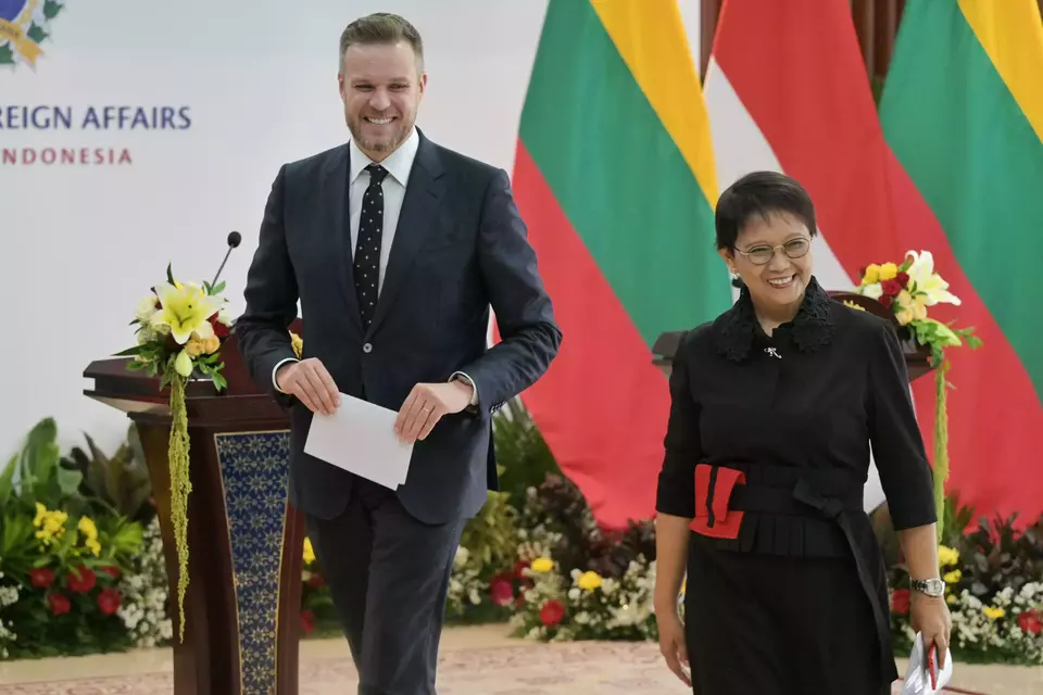 Lithuanian Foreign Affairs Minister Gabrielius Landsbergis walks next to his Indonesian counterpart Retno Marsudi after giving a press statement in Jakarta on Oct. 30, 2023. (Photo Courtesy of Foreign Affairs Ministry)