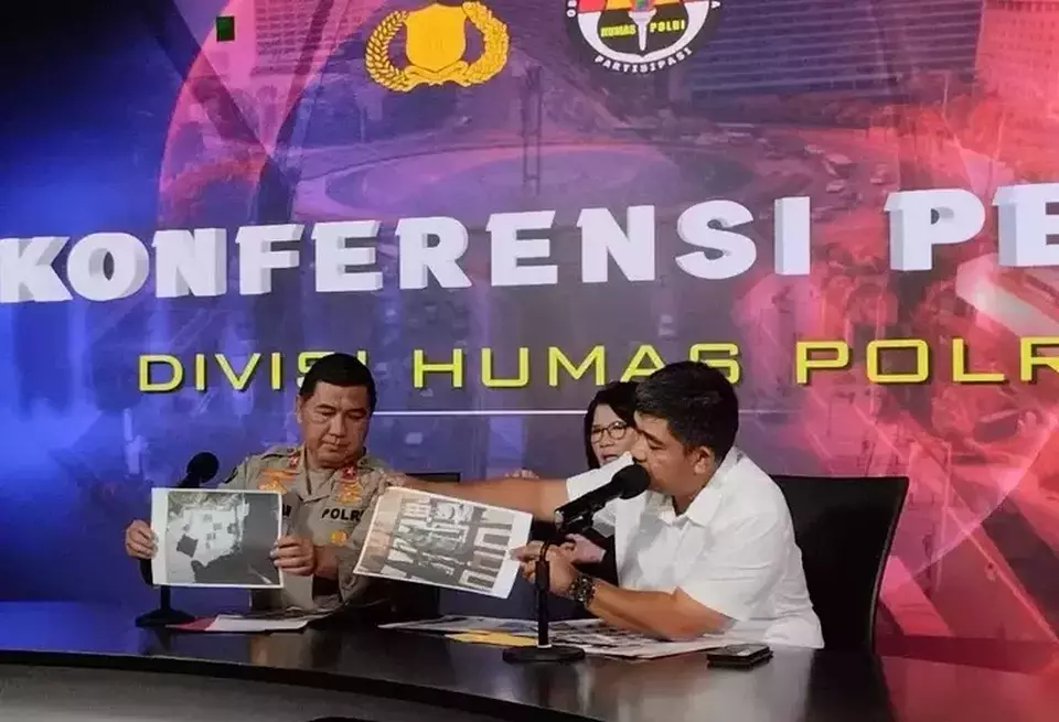 Chief Commr. Aswin Siregar, right, a spokesperson for counter-terrorism squad Detachment 88, shows a photograph during a news conference on recent arrests of terror suspects at the National Police headquarters in Jakarta, Tuesday, Oct. 31, 2023. (B-Universe Photo/Stevani Wijaya)
