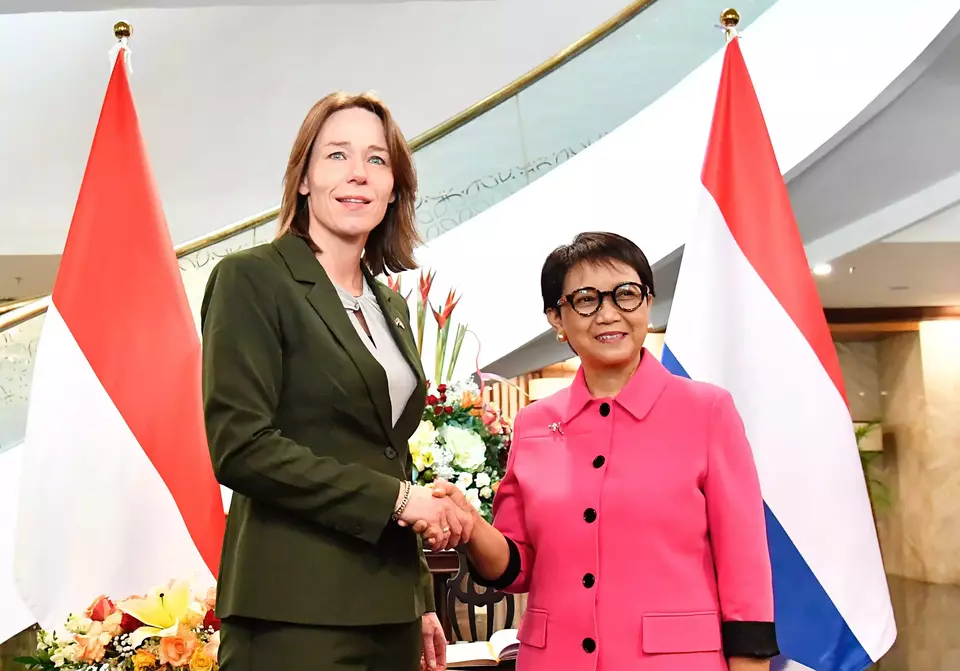 The Dutch top diplomat Hanke Bruins Slot shakes hands with her Indonesian counterpart Retno Marsudi in Jakarta on Oct. 31, 2023. (Photo Courtesy of Foreign Affairs Ministry)