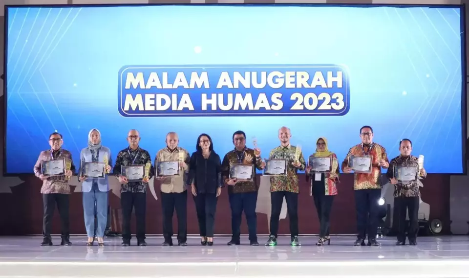 Telkom wins an award at the 2023 Anugerah Media Humas awarding ceremony in Surabaya on Oct. 30, 2023. (Photo Courtesy of Telkom)
