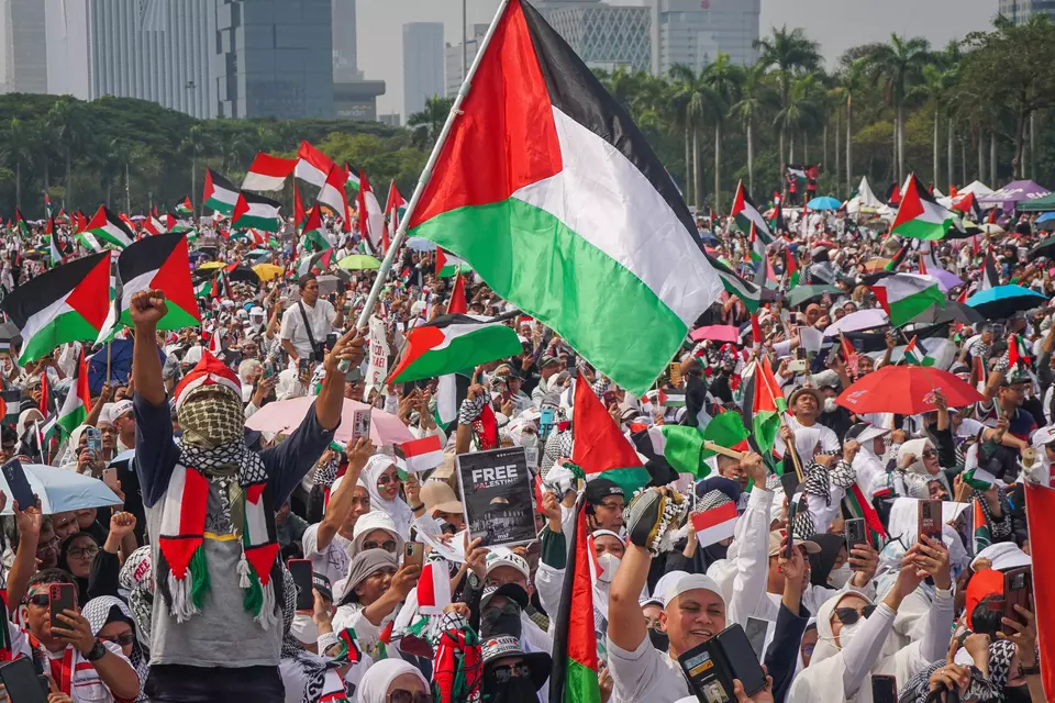 Pro-Palestine rally marches near the National Monument (Monas) Square in Central Jakarta, Sunday, Nov. 5, 2023. (Antara Photo/Rifqi Raihan Firdaus)