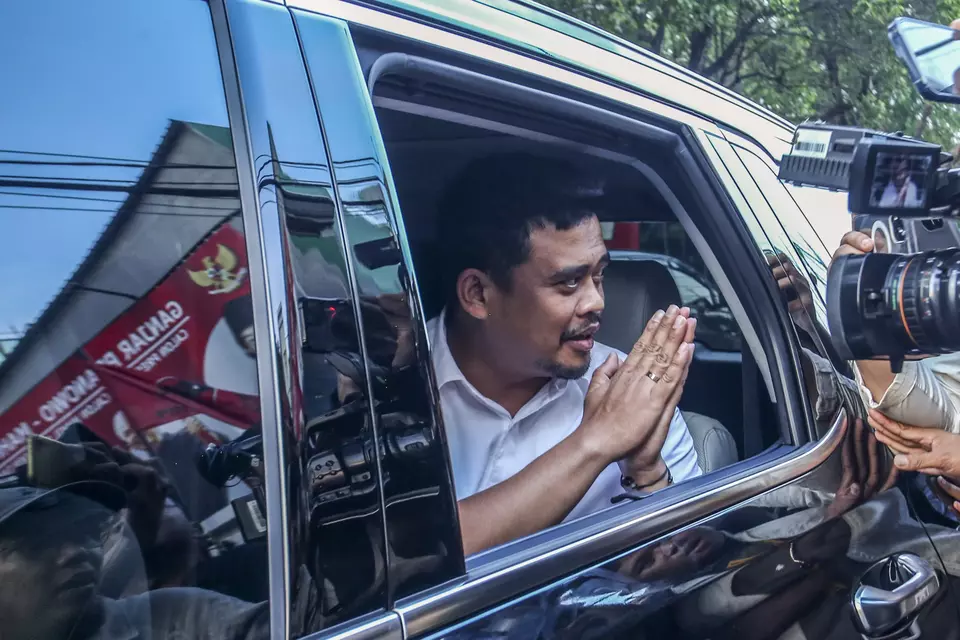 Medan Mayor Bobby Nasution greets reporters from his car after a closed-door meeting with the Honor Council of the Indonesian Democratic Party of Struggle (PDI-P) in Jakarta, Monday, Nov. 6, 2023. (Antara Photo/Galih Pradipta)