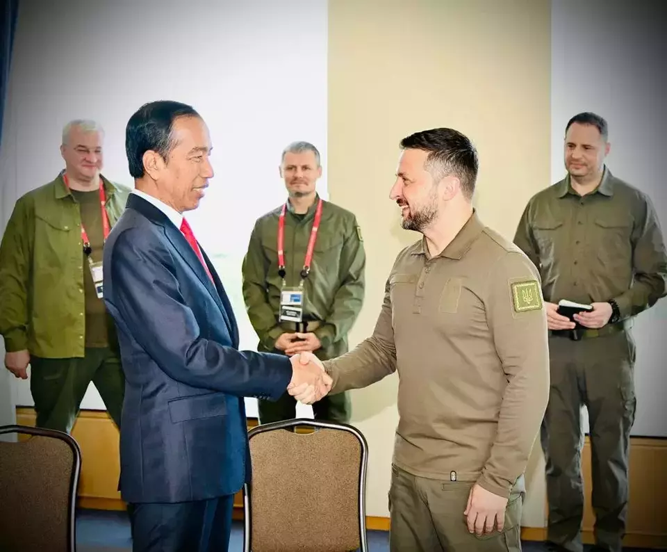 President Joko "Jokowi" Widodo shakes hands with his Ukrainian counterpart Volodymyr Zelenskyy on the sidelines of the G7 Summit in Hiroshima, Japan, on May 21, 2023. (Photo Courtesy of Presidential Press Bureau)