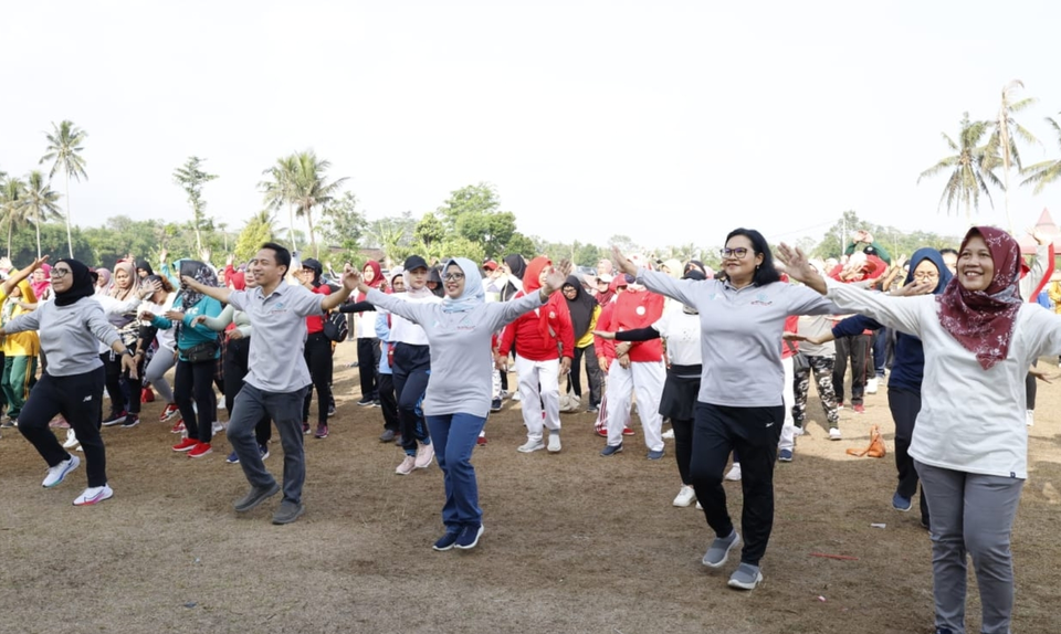 The Blitar government holds morning exercise routine in Selopuro village on Nov. 12, 2023. (Photo Courtesy of Blitar government)