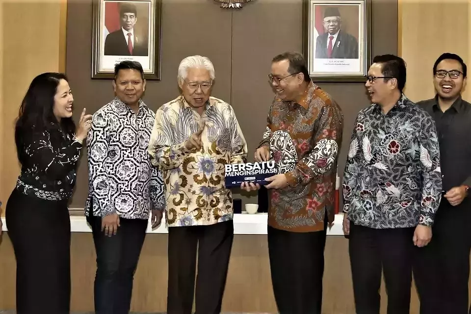 B-Universe Media Holdings Executive Chairman Enggartiasto Lukita, third left, hands a placard that reads "Bersatu Menginspirasi" (to unite and inspire) to Indonesia Stock Exchange President Director Iman Rachman in Jakarta, Thursday, Nov. 16, 2023. (B-Universe Photo/David Gita Roza)