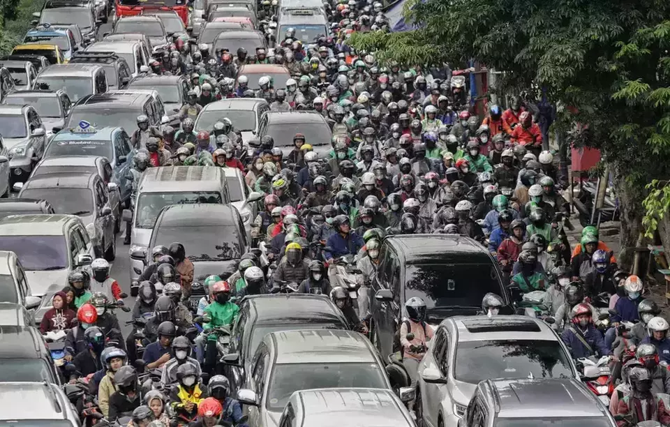 A traffic congestion in East Jakarta on May 11, 2023. (B Universe Photo/Joanito de Saojao)