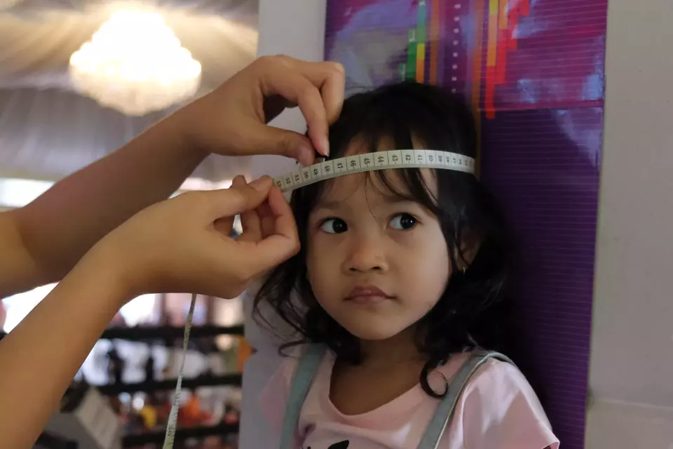 A health worker measures a child's height to check for stunting in Bali on Nov. 21, 2023. (Antara Photo/Nyoman Hendra Wibowo)