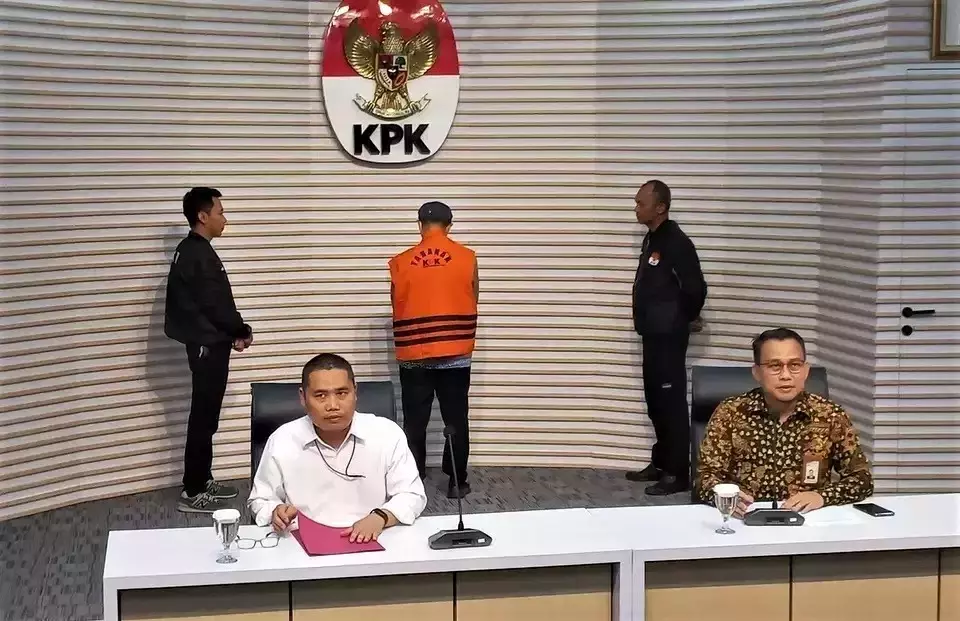 Supreme Court Justice Gazalba Saleh, center, was presented as a corruption suspect in a news conference at the Corruption Eradication Commission (KPK) building in Jakarta, Thursday, Nov. 30, 2023. (B-Universe Photo/Muhammad Aulia)