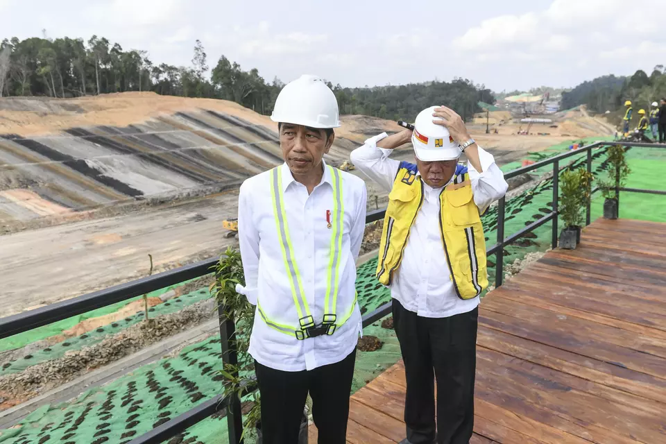 President Joko "Jokowi" Widodo and Public Works Minister Basuki Hadimuljono inspect the Nusantara toll road project in Balikpapan, East Kalimantan, on Nov. 1, 2023. (Antara Photo/Hafidz Mubarak)