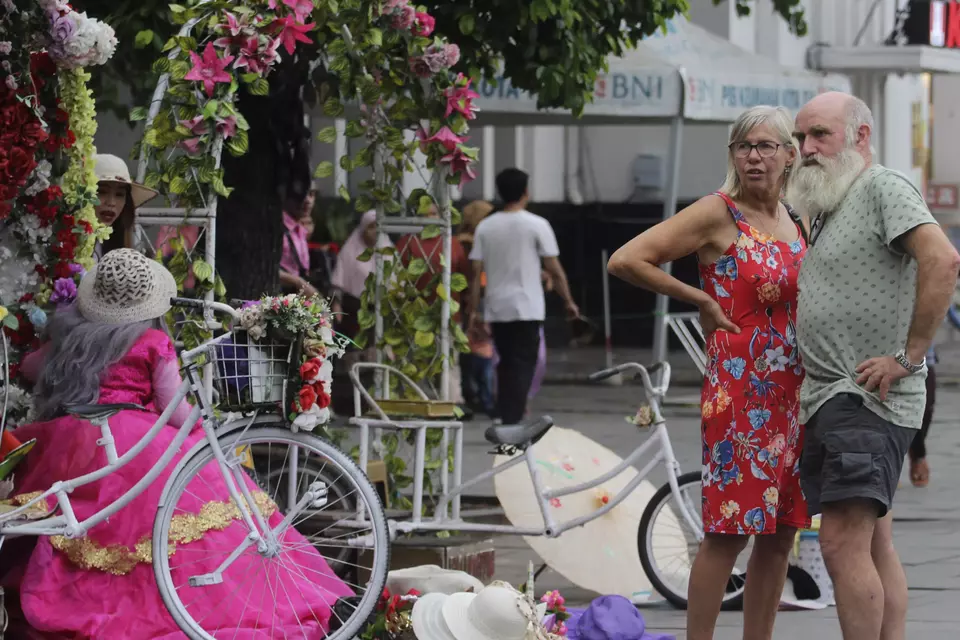 Foreign tourists visit Kota Tua in Jakarta on November 11, 2023. (Antara Photo/Harianto)