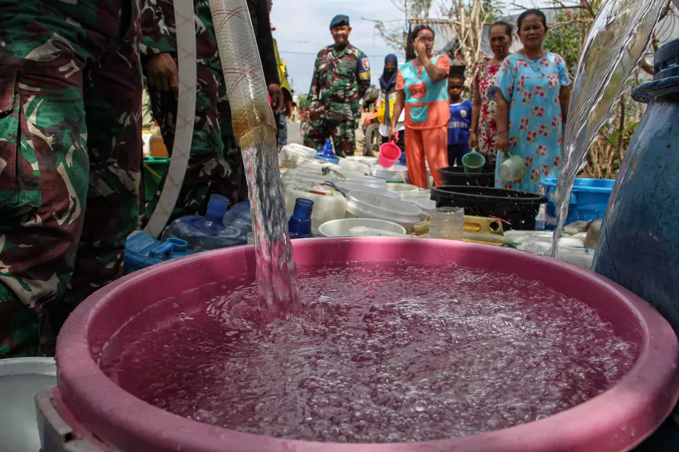 Indonesian Air Force soldiers provide water to residents in Bontoparang village, Takalar regency, South Sulawesi province, Thursday, Nov. 2, 2023. (Antara Photo/Arnas Padda)