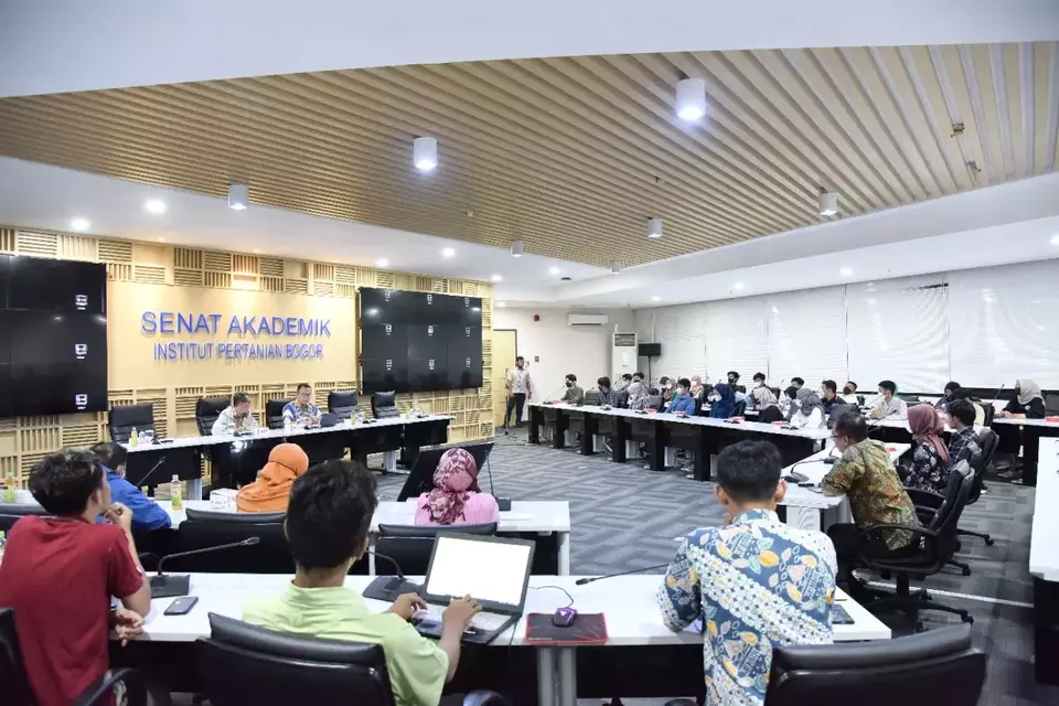 IPB students attended a financial literacy class following an online loan scam that left hundreds of students trapped in debt on Nov. 2023. B-Universe/Heru Yustanto 