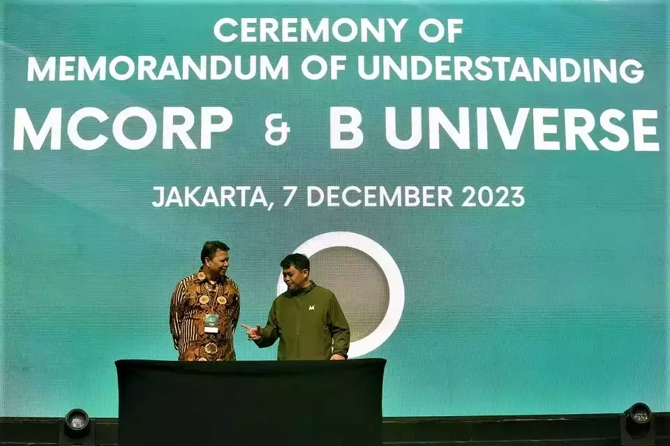B-Universe Media Holdings CEO Rio Abdurachman, left, chats with Mcorp Deputy Chairman Taufik after the signing of a cooperation agreement by both companies in Jakarta, Thursday, Dec. 7, 2023. (David Gita Roza)