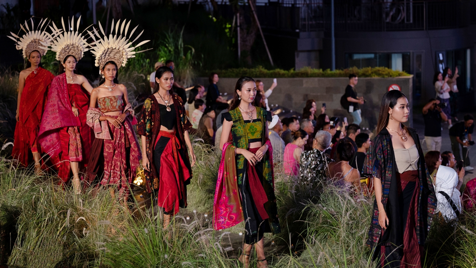 The Palace Jeweler teams up with Pendopo to host a fashion show at the 2023 Buleleng Festival in Bali on Dec.8, 2023. (Photo Courtesy of The Palace Jeweler)