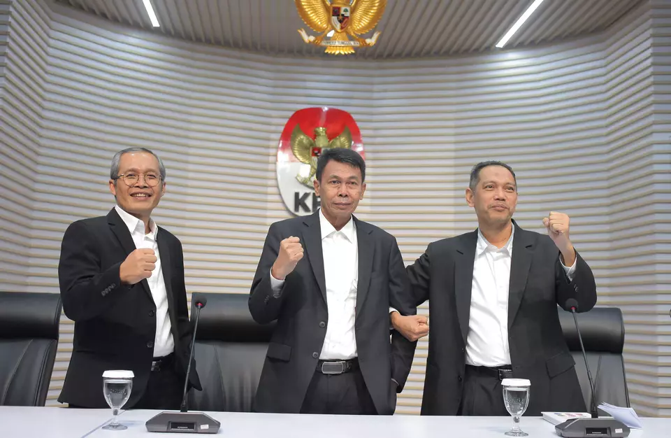 Corruption Eradication Commission (KPK) interim chairman Nawawi Pomolango, center, and his deputies Nurul Gufron, right, and Alexander Marwata pose for a photo during a press conference at the KPK building in Jakarta, Monday, Nov. 27, 2023. (Antara Photo/Reno Esnir)
