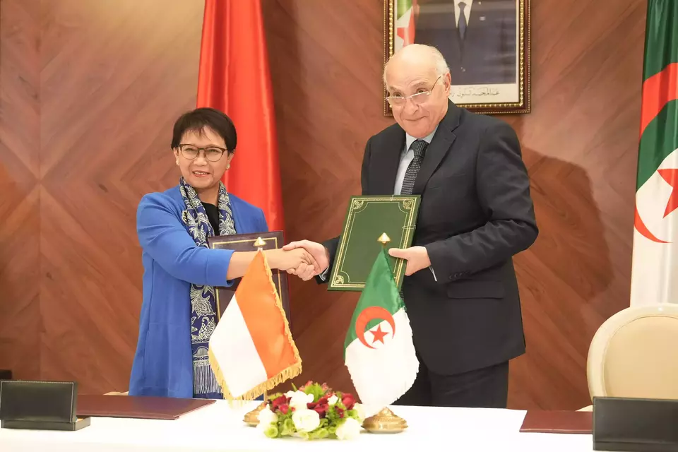Foreign Affairs Minister Retno Marsudi meets with her Algerian counterpart Ahmed Attaf in Algiers on Dec. 20, 2023. (Photo Courtesy of Foreign Affairs Ministry)