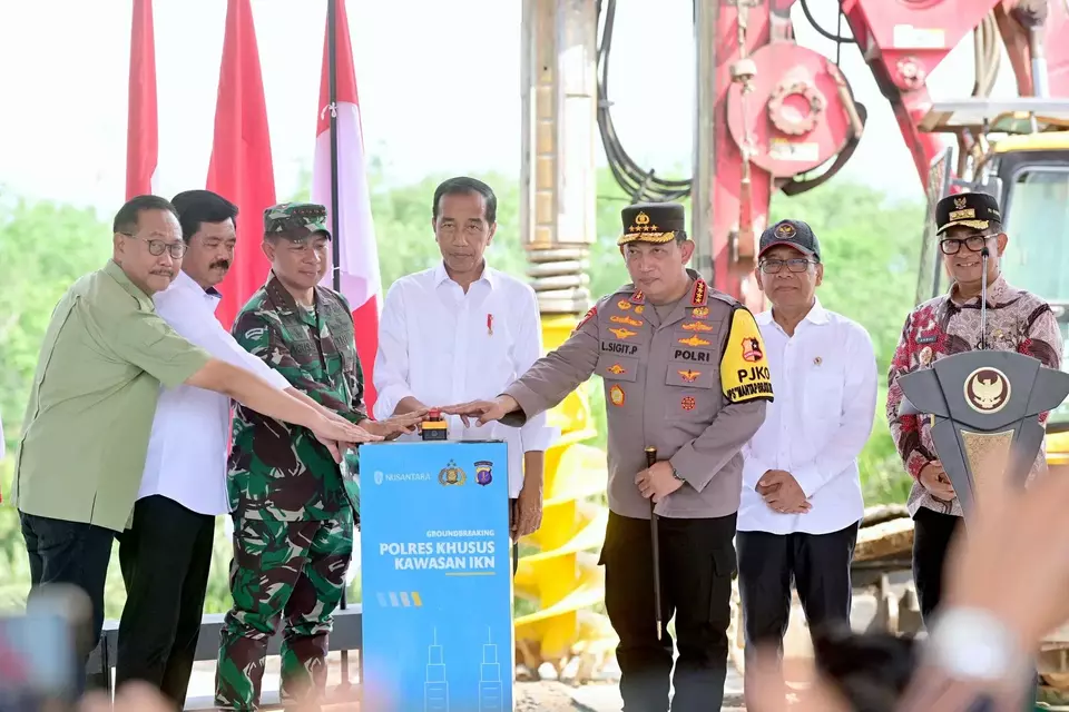 President Joko Widodo, center, presses a button to mark the start of the construction of a police office building in Nusantara, East Kalimantan, Thursday, Dec. 21, 2023. (Photo courtesy of Presidential Press Bureau)